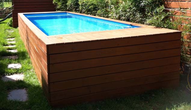 Šikovný architekt dokázal přetvořit starý odpadkový kontejner na nádherný rodinný bazén