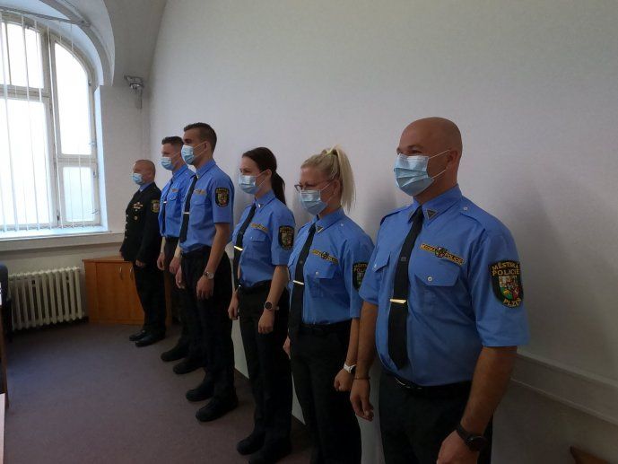 V Česku zamestnali trestaného neonacistu ako mestského policajta, teraz ho nemôžu vyhodiť. Sám odísť odmieta