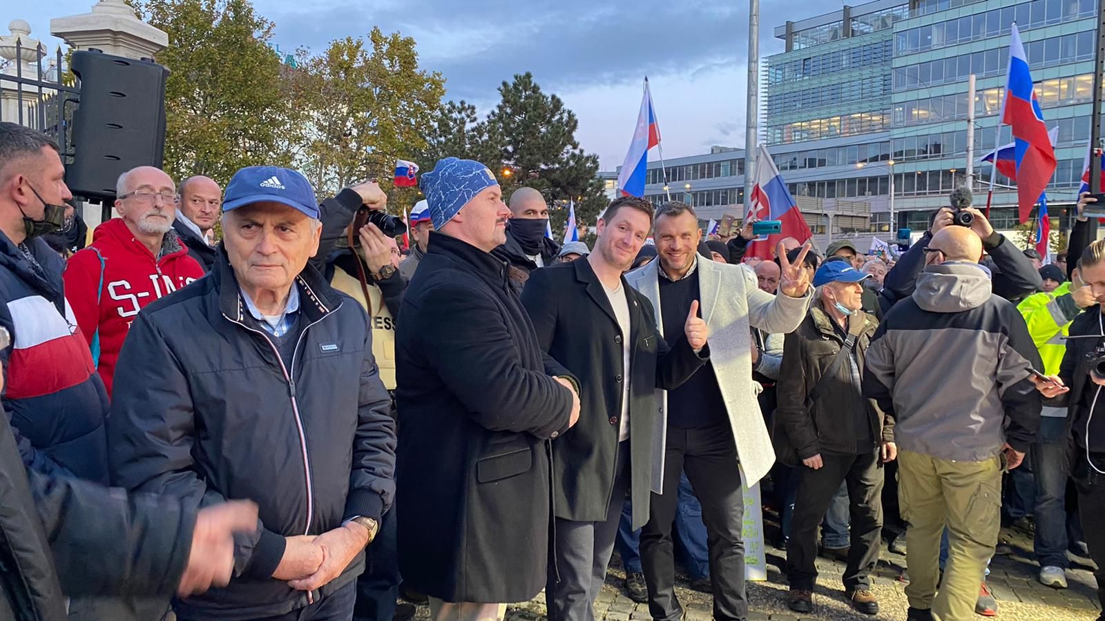 Mazurek, Uhrík aj Kotleba už burcujú protestujúcich pred prezidentským palácom. Stojí s nimi bývalý tribún revolúcie Čarnogurský