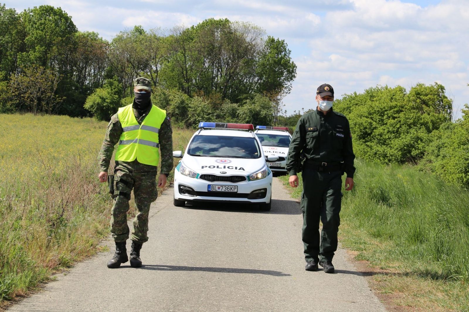 Policajti našli na záhrade rodinného domu zakopané telo dieťaťa. Rodičia vraj tvrdili, že je v ústave