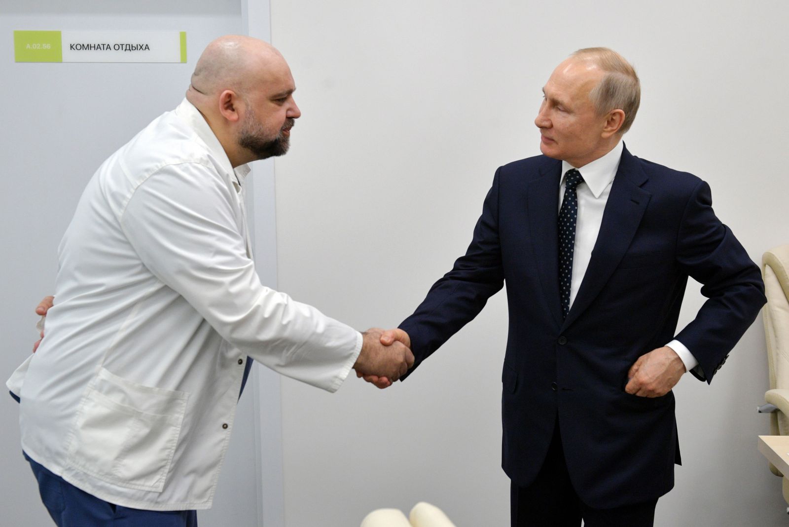 Putin si podával ruku s lekárom, ktorý má koronavírus. Zatiaľ pracuje z domu, neustále ho však testujú
