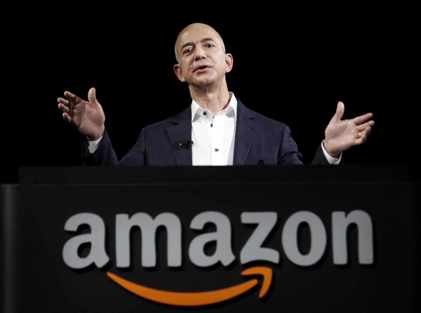 Jeff Bezos zbohatol počas pandémie o 24 miliárd dolárov. Najbohatší muž sveta musí v Amazone prijímať tisíce pracovníkov