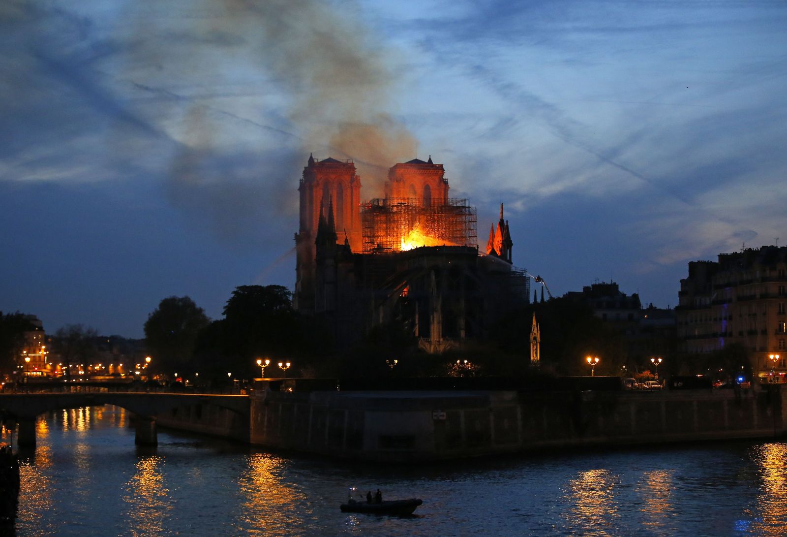Na prvé výročie požiaru katedrály Notre-Dame zostáva jej strecha deravá. Ako skončili stámiliónové dary od miliardárov?