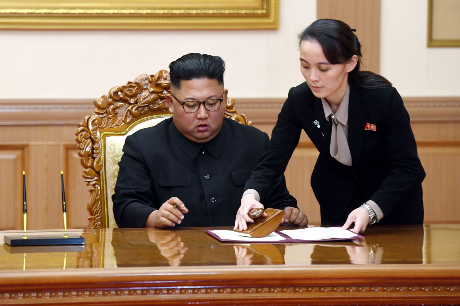 Trump posielal svoju radkyňu, aby zviedla Kim Čong-una. Urob to pre tím, smial sa, keď na ňu diktátor žmurkol