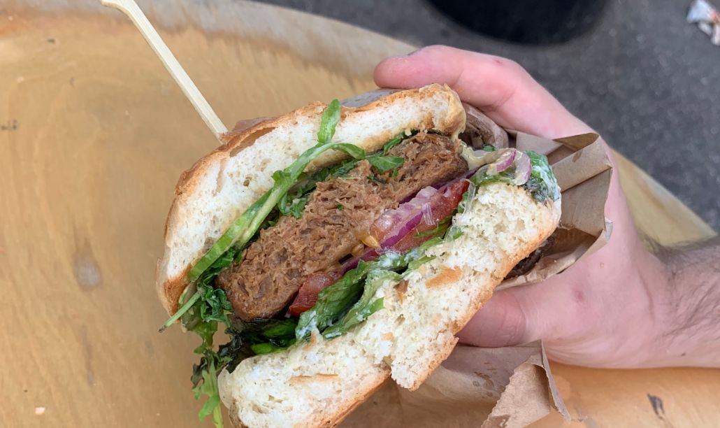 Ochutnali sme vegánsky burger s náhradou mäsa Beyond Meat. Už aj na Slovensku môžeš vyskúšať fenomén, ktorý možno ovládne svet
