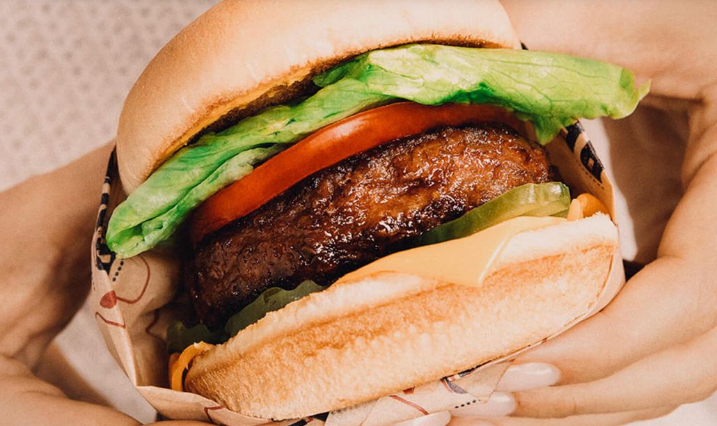 Ochutnali sme vegánsky burger s náhradou mäsa Beyond Meat. Už aj na Slovensku môžeš vyskúšať fenomén, ktorý možno ovládne svet