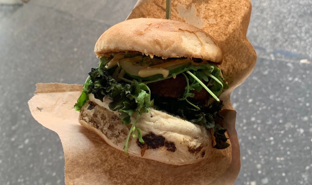 Ochutnali sme vegánsky burger s náhradou mäsa Beyond Meat. Na Slovensku môžeš vyskúšať fenomén, ktorý možno ovládne svet