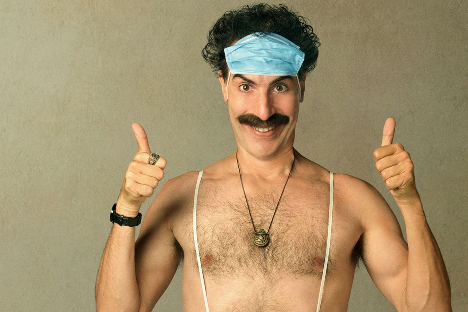 Na smrť ma chceli dobiť holohlavci so svastikami, píše Sacha Baron Cohen. Pri natáčaní Borata 2 musel mať nepriestrelnú vestu.