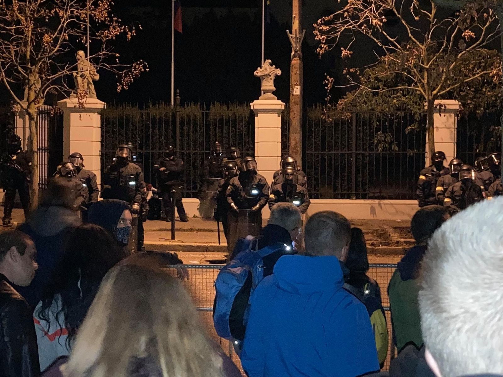„Zhoďte prilby“ kričia chuligáni na policajtov a chcú, aby sa pridali k protestujúcim. Delobuchy hádžu pred NR SR aj úradom vlády