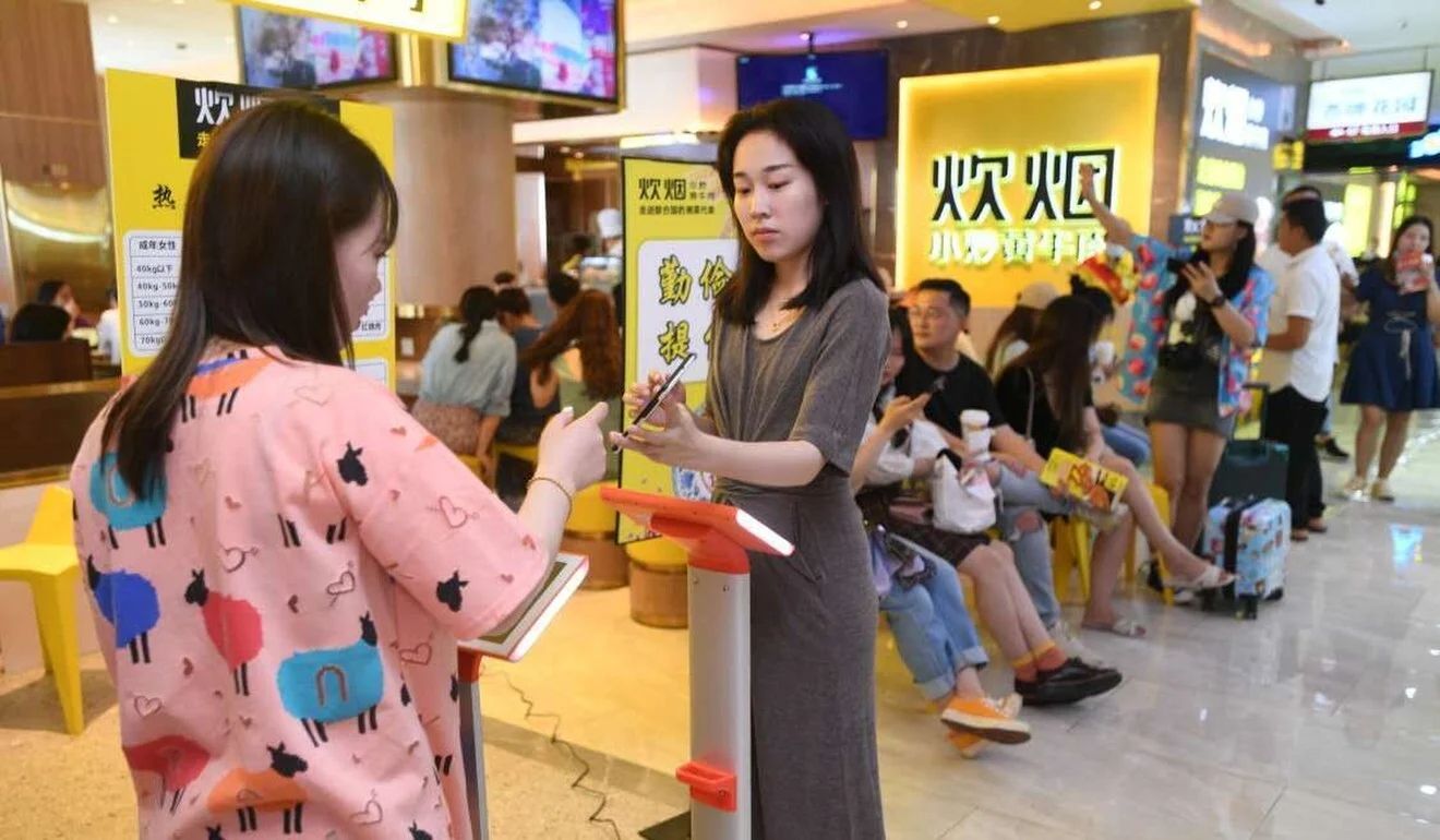 Čínska reštaurácia vážila zákazníkov, aby im odporučila, koľko jedla si majú objednať. Schytala za to vlnu kritiky