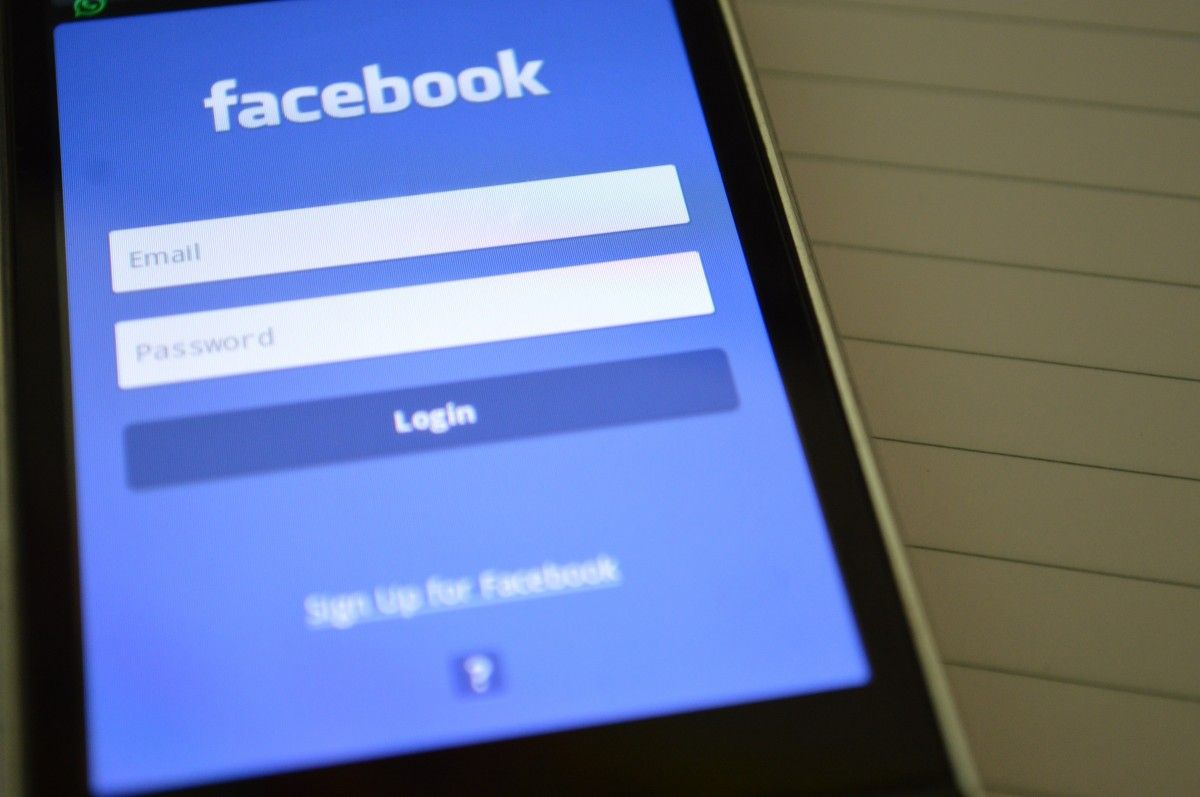 Facebook je taký zúfalý, že ľuďom platí za prístup ku všetkým osobným informáciám. Monitoruje správy, lokalitu aj fotky