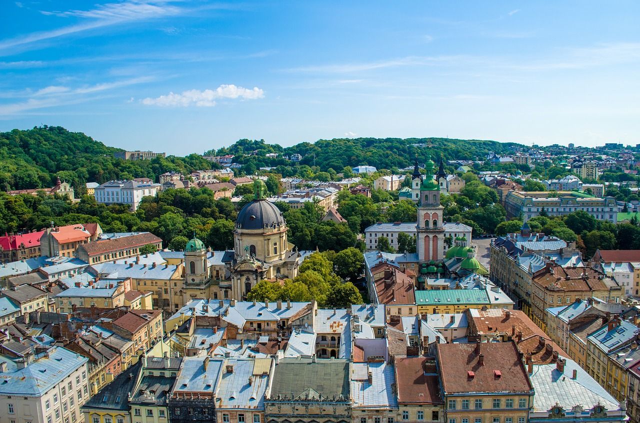 10 destinácií, kam si môžeš toto leto zaletieť z Bratislavy, keď nemáš veľa peňazí
