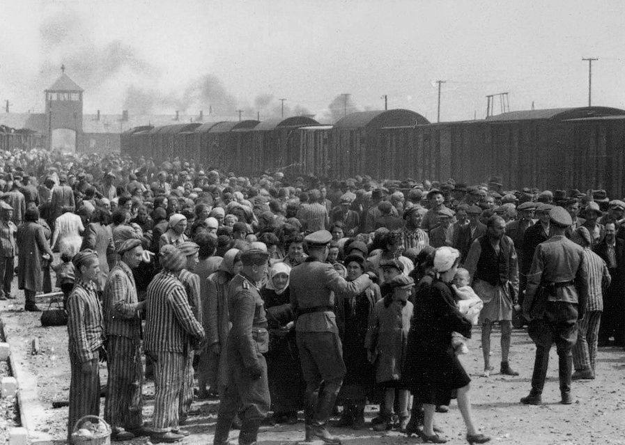 Hrdinskí Slováci utiekli z Osvienčimu, čím zachránili viac ako 120-tisíc životov. Keď po nich pátrali, skrývali sa v tábore