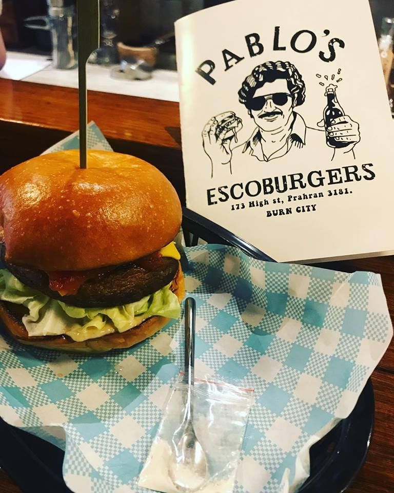 Reštaurácia ponúka burger Pabla Escobara s bielym práškom na vrchu aj dolárovou bankovkou v žemli