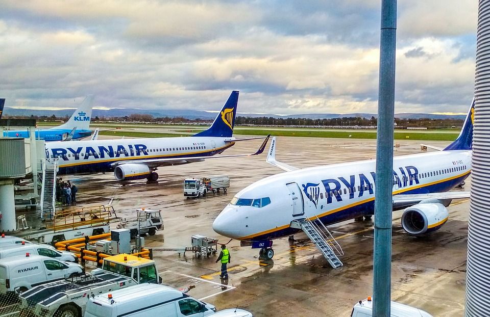 Žena zomrela, keď sa cestujúci ponáhľali nastupovať do lietadla Ryanairu