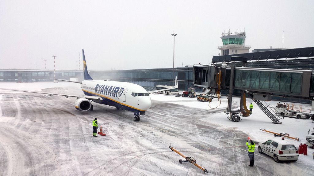 Na letisku v Bratislave nestíhajú odhŕňať dráhu, pre husté sneženie museli lietadlá odkloniť do Budapešti