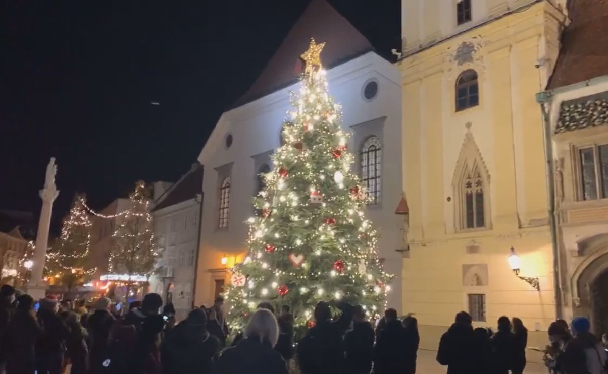 V Bratislave rozsvietili vianočný stromček, ale tradičné trhy tento rok nebudú. Punč a lokšu si môžeš vychutnať pri Dunaji