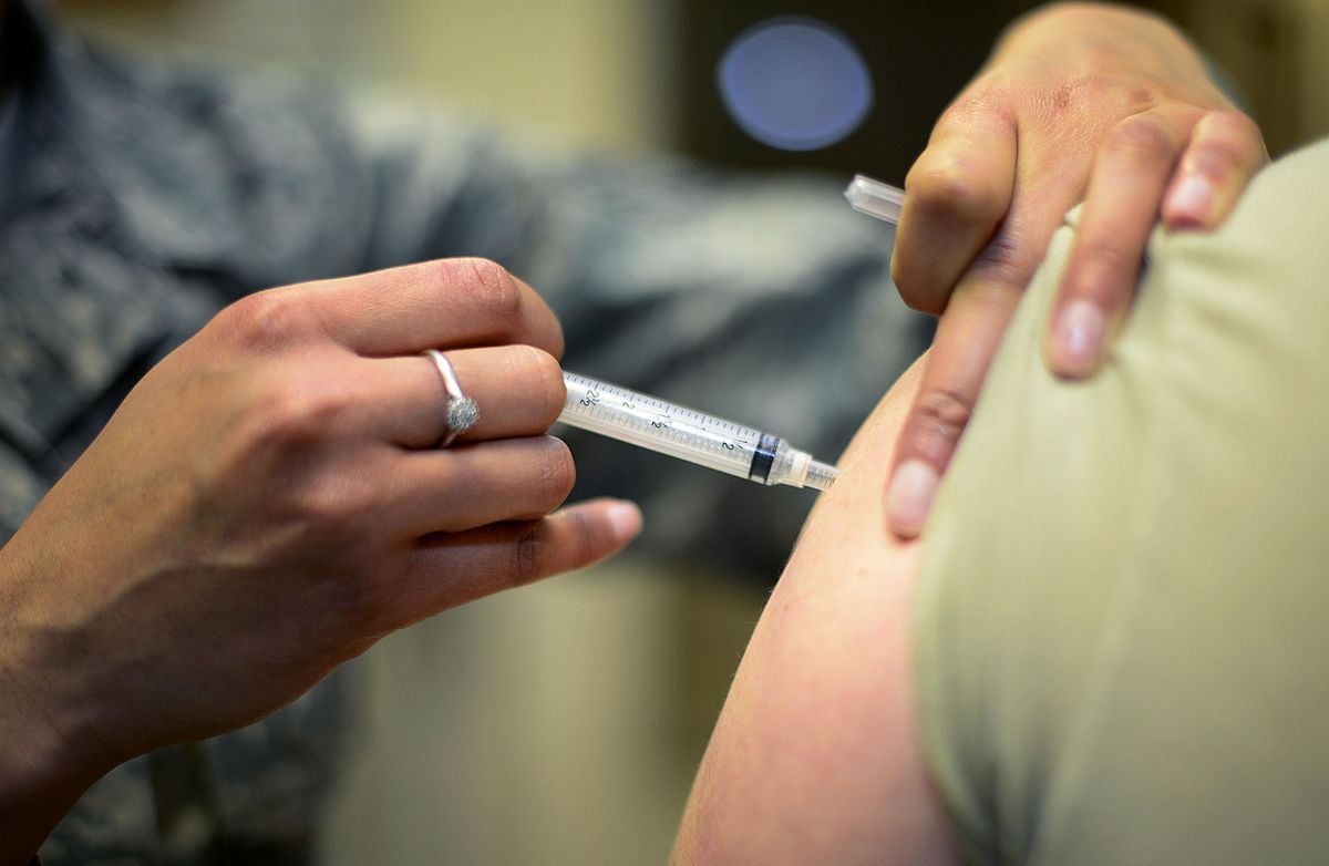Mladík, ktorého matka neuznáva vakcíny, sa na 18. narodeniny nechal zaočkovať proti všetkým možným chorobám