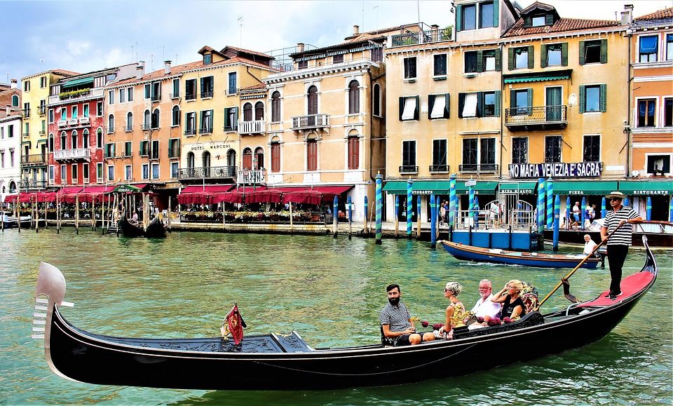Turisti stučneli, sťažujú sa Benátky. Museli obmedziť počet ľudí na gondoliach, lebo sa začali potápať