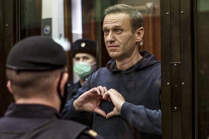 Meno Navaľnyj vraj Putin zakázal vyslovovať. Nechali ho zavraždiť, teraz ho napriek protestom poslali na tri a pol roka do väzenia