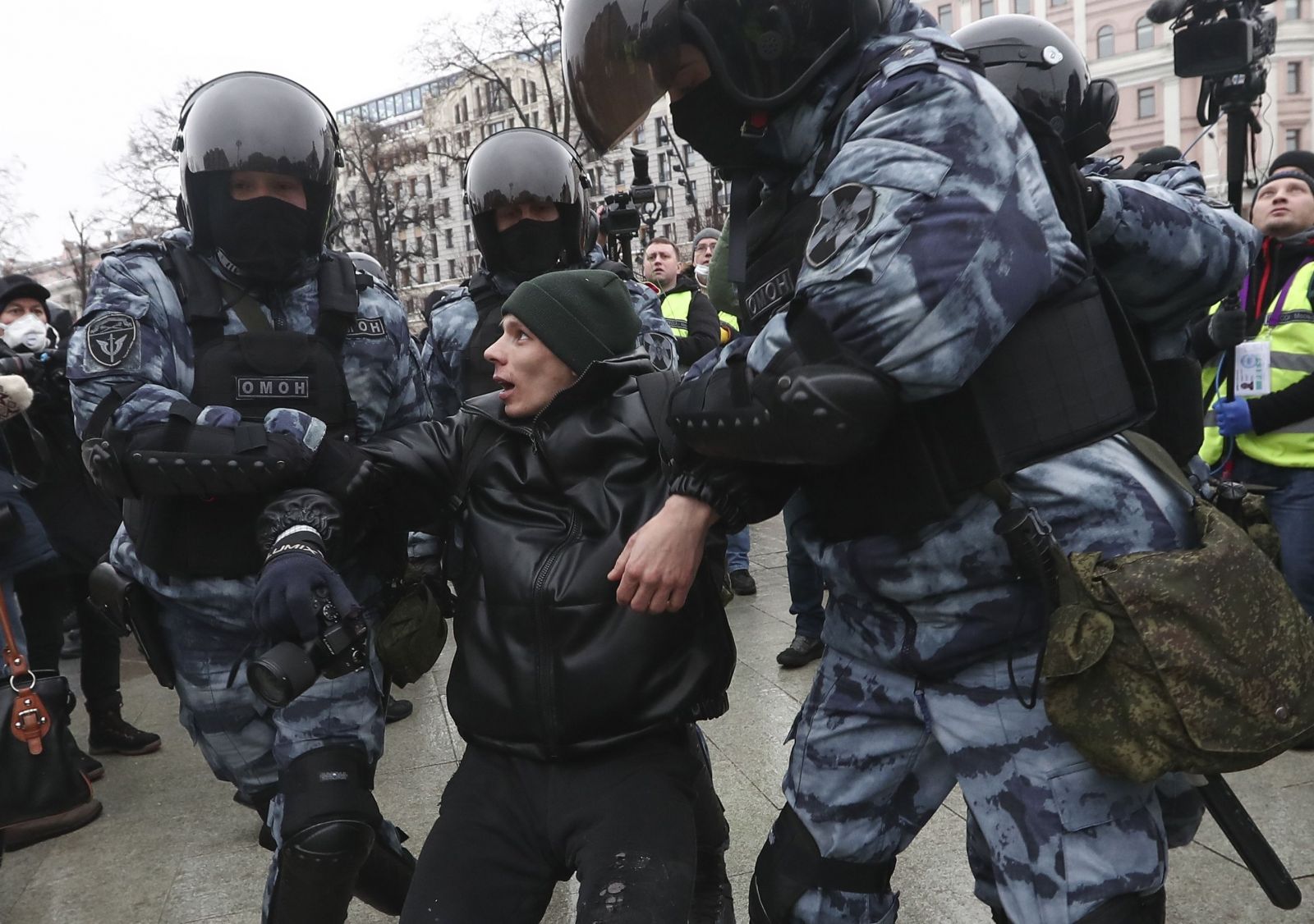 Meno Navaľnyj vraj Putin zakázal vyslovovať. Nechali ho zavraždiť, teraz ho napriek protestom poslali na tri a pol roka do väzenia