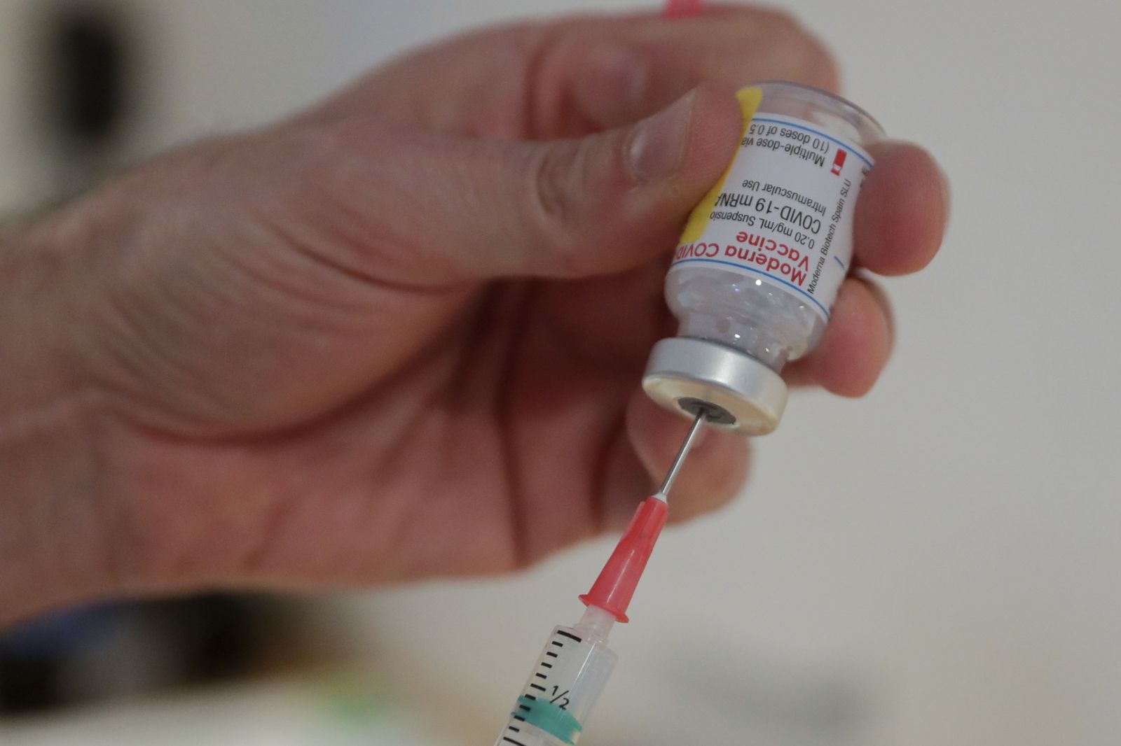 Európska únia chce mať do leta zaočkovaných 70 % dospelých ľudí. Slovensko čaká, že mnohých začne očkovať až na jeseň