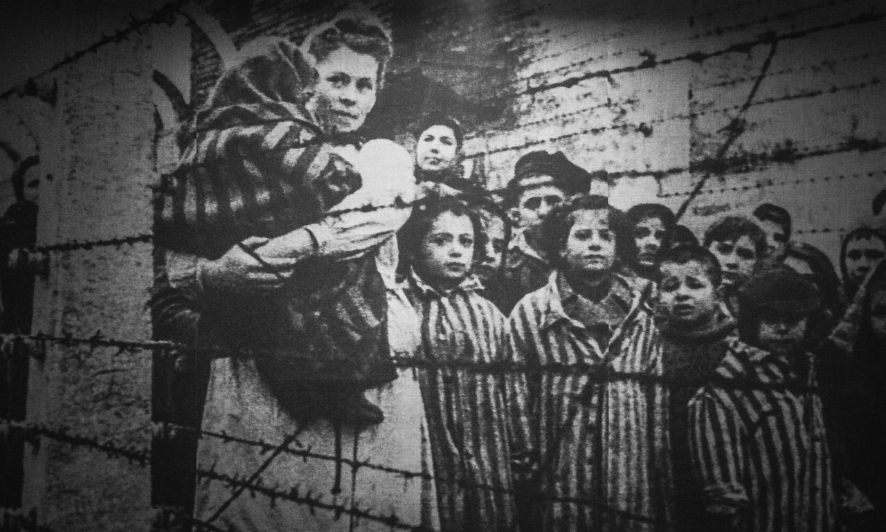Nemci obvinili 95-ročnú sekretárku nacistického koncentračného tábora. Napomáhať mala vraždeniu viac ako 10-tisíc ľudí