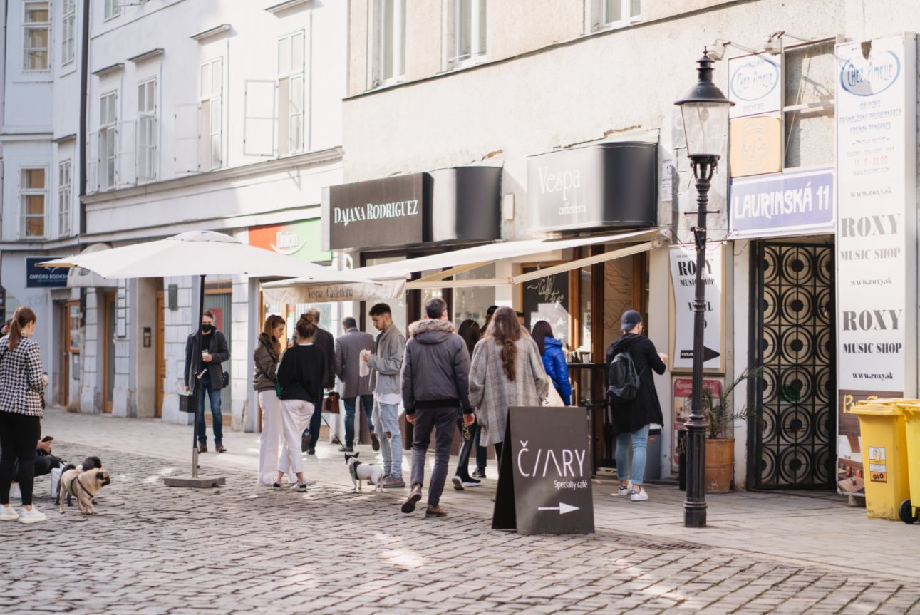 Bratislava je v lockdowne plná skupiniek ľudí. Mnohí nemajú rúška, čakajú na kávu alebo si užívajú nečakané teplé slnko