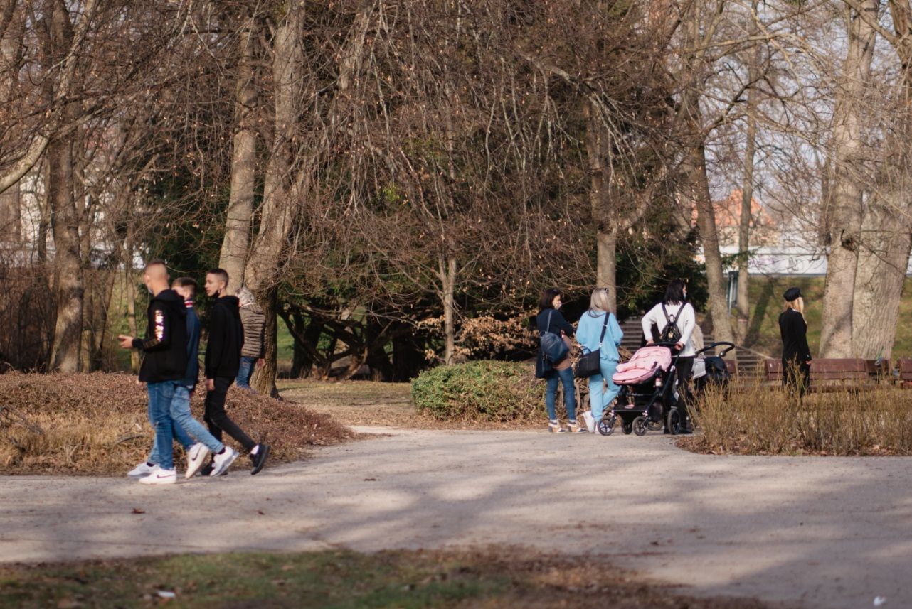 Bratislava je v lockdowne plná skupiniek ľudí. Mnohí nemajú rúška, čakajú na kávu alebo si užívajú nečakané teplé slnko