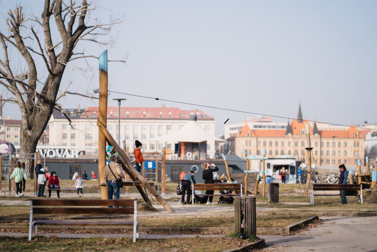 Bratislava je v lockdowne plná skupiniek ľudí. Mnohí nemajú rúška, čakajú na kávu alebo si užívajú nečakané teplé slnko