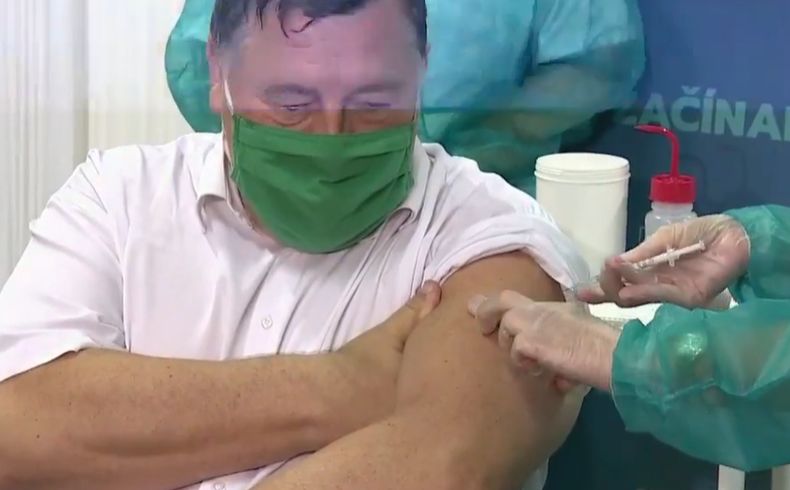 Očkovanie proti koronavírusu sa začalo. Prvú vakcínu dostal Vladimír Krčméry