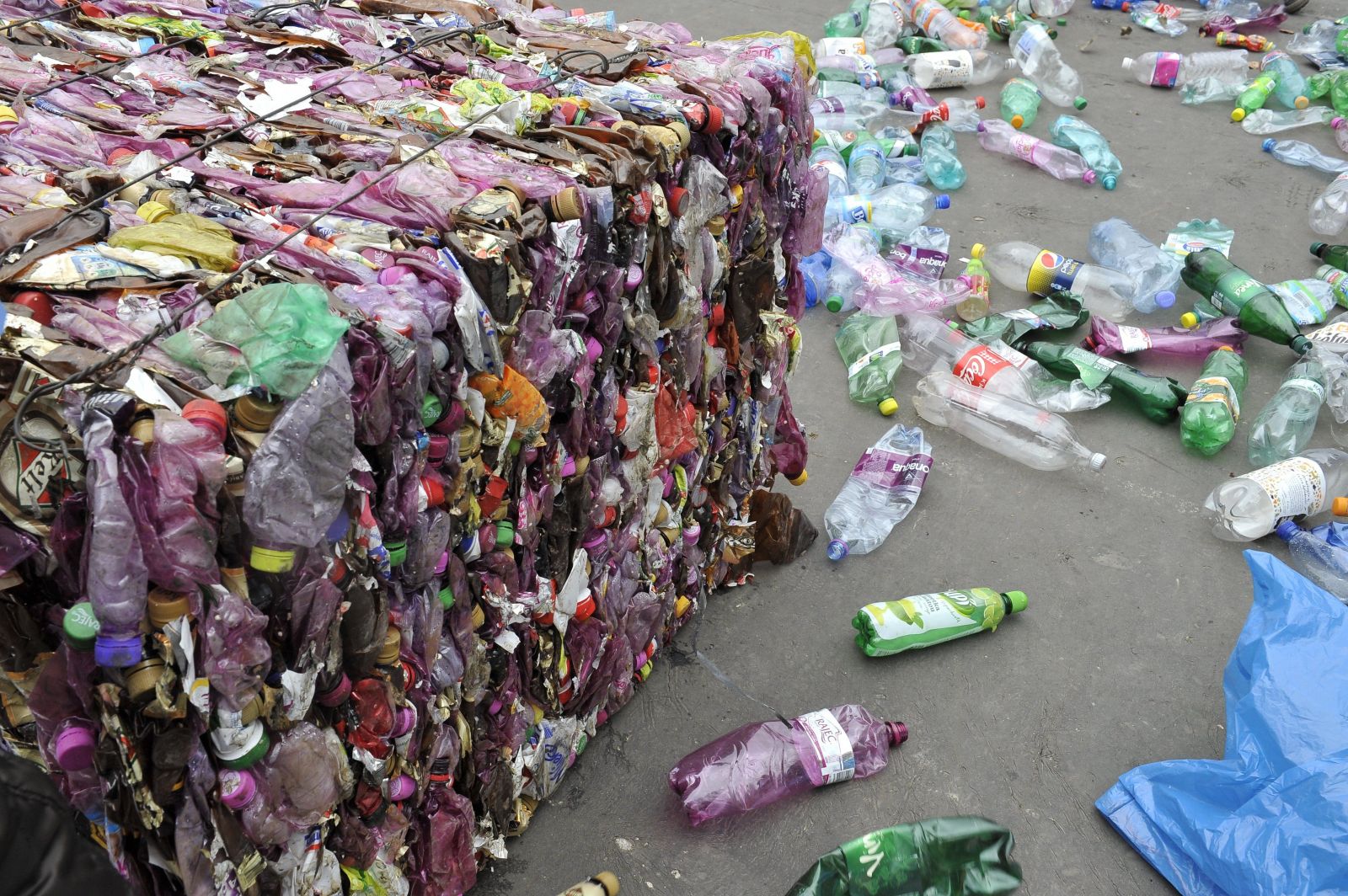Státy EU odsouhlasily zákaz jednorázových plastů. Z trhu zmizí do dvou let