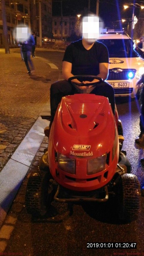 Opilý mladík na Silvestra jezdil centrem Plzně na zahradním traktorku