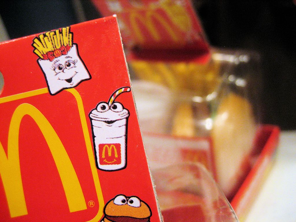 McDonald's chce přimět děti k četbě. V Česku navíc testuje papírová brčka