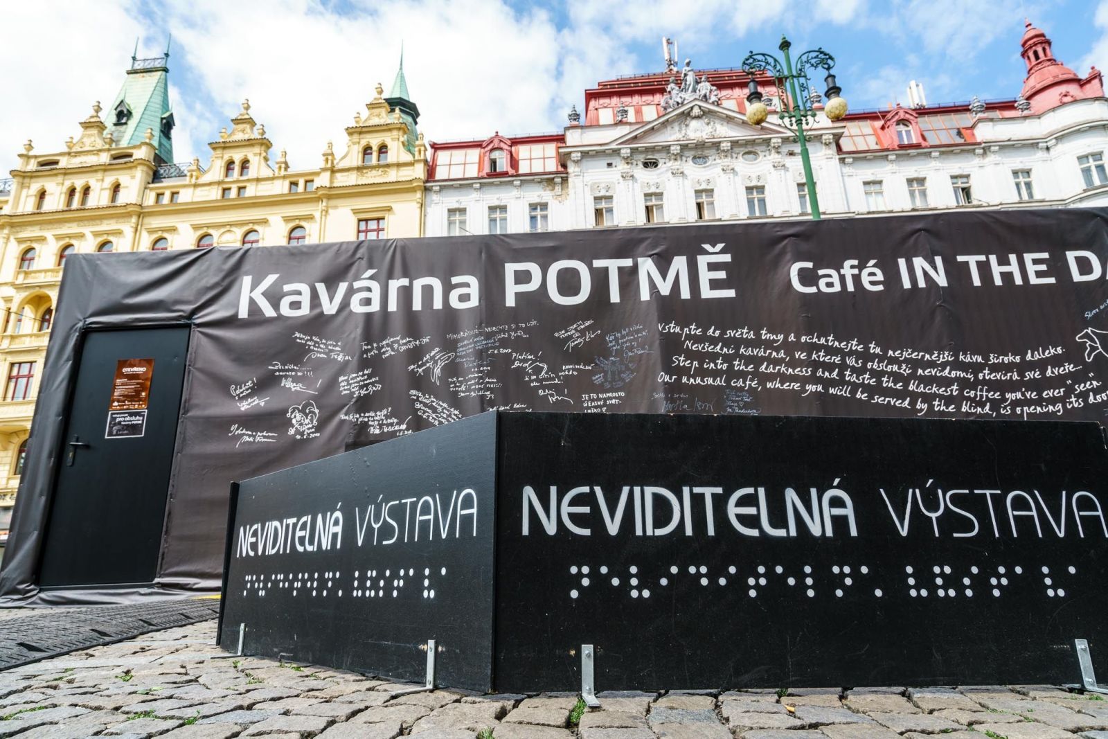Kavárna, v níž tě v naprosté tmě obslouží nevidomí číšníci, objede desítku českých měst