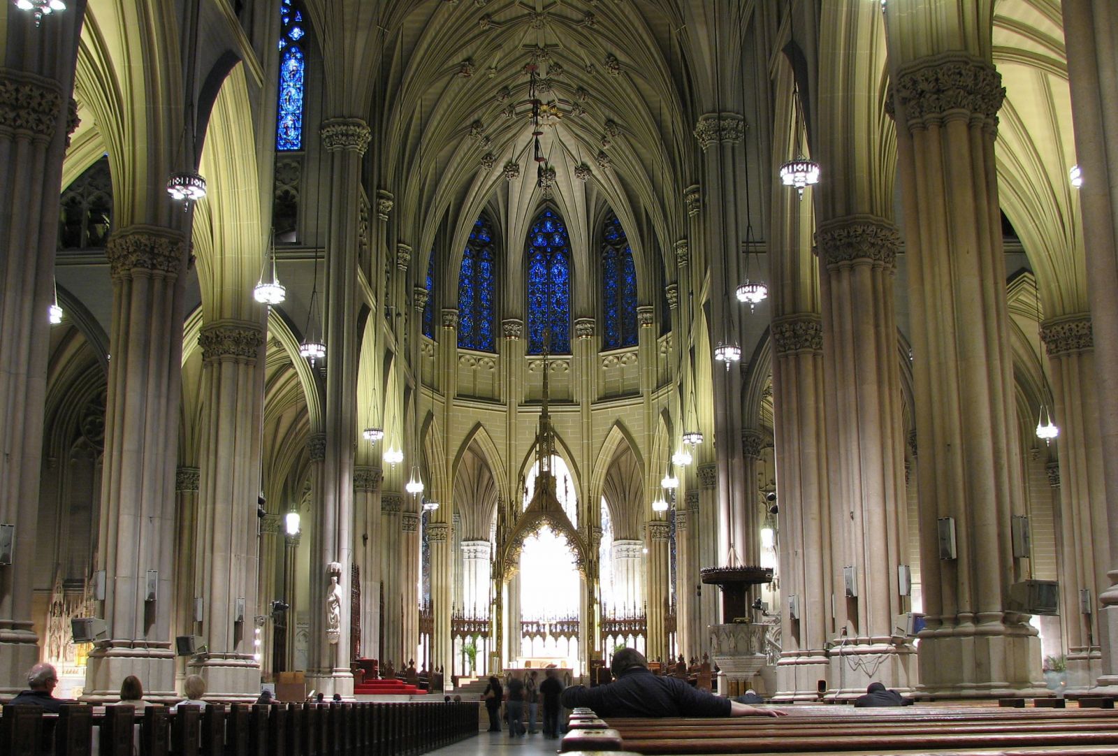 V newyorské katedrále byl zadržen muž s 15 litry benzinu a zapalovači