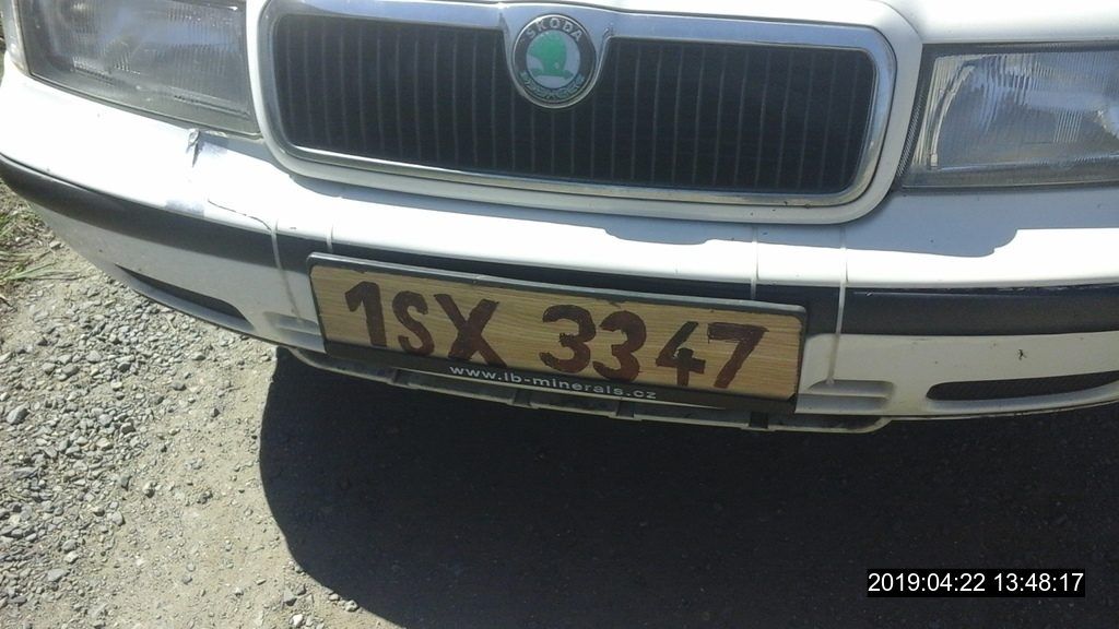 Muž z Kladenska si vyrobil vlastní registrační značku, protože měl zákaz řízení