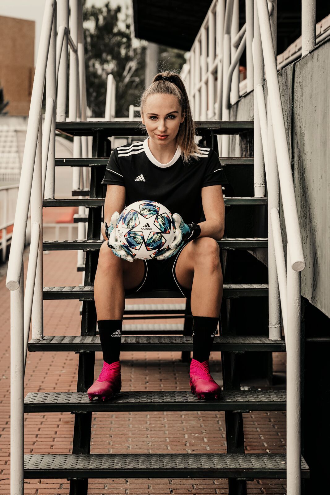 Ženským fotbalem se v Česku dá uživit, hrát za nároďák je čest, říká brankářka Slavie Barbora Votíková