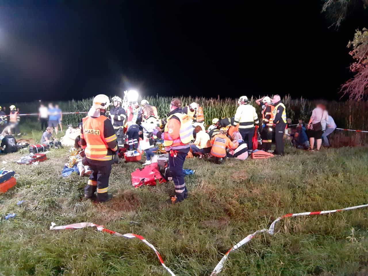 Srážka vlaků u Českého Brodu: Zraněno je až 60 lidí, jsou mezi nimi i těžce zranění