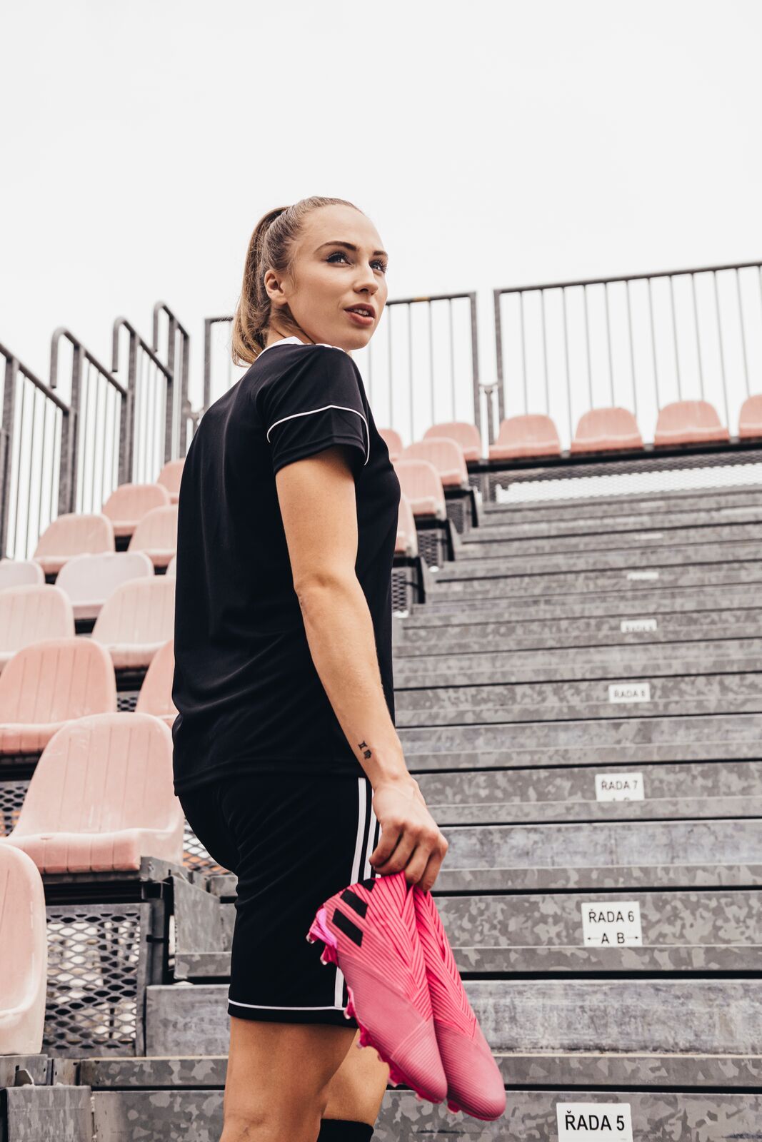 Ženským fotbalem se v Česku dá uživit, hrát za nároďák je čest, říká brankářka Slavie Barbora Votíková