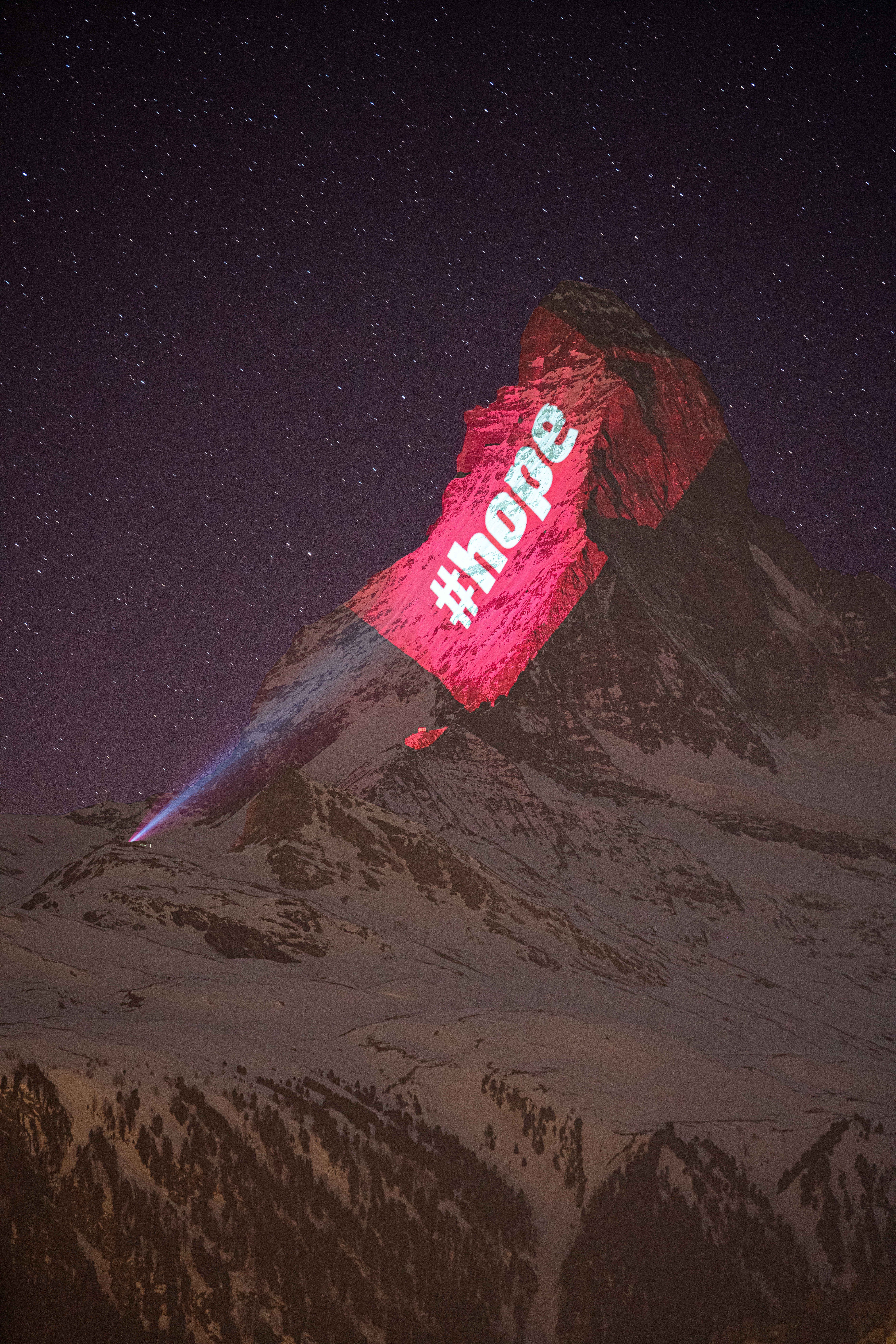 Světlo je naděje, tvrdí Švýcaři. Nasvítili Matterhorn italskou vlajkou, srdcem i důležitými vzkazy