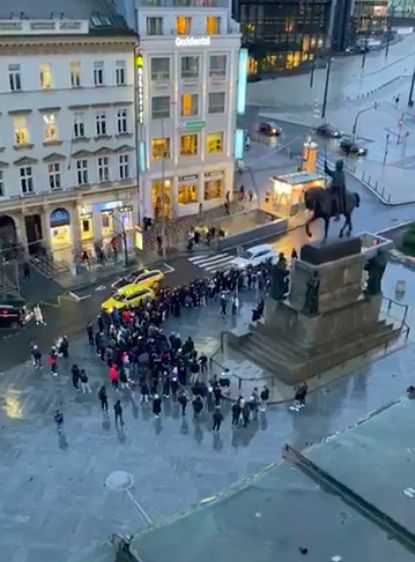 Ca$hanova Bulhar a Labello uspořádali na Václavském náměstí koncert těsně před začátkem vládního zákazu akcí nad 100 lidí
