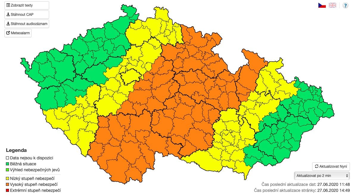 Na Česko se ženou silné bouře, kroupy a vichr. Meteorologové varují i před povodněmi.