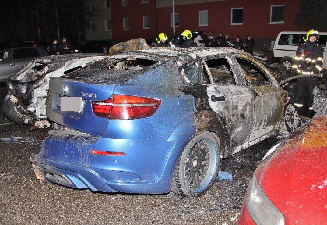 V Praze zapaloval auta. Z místa činu utíkal s hořícíma rukama.