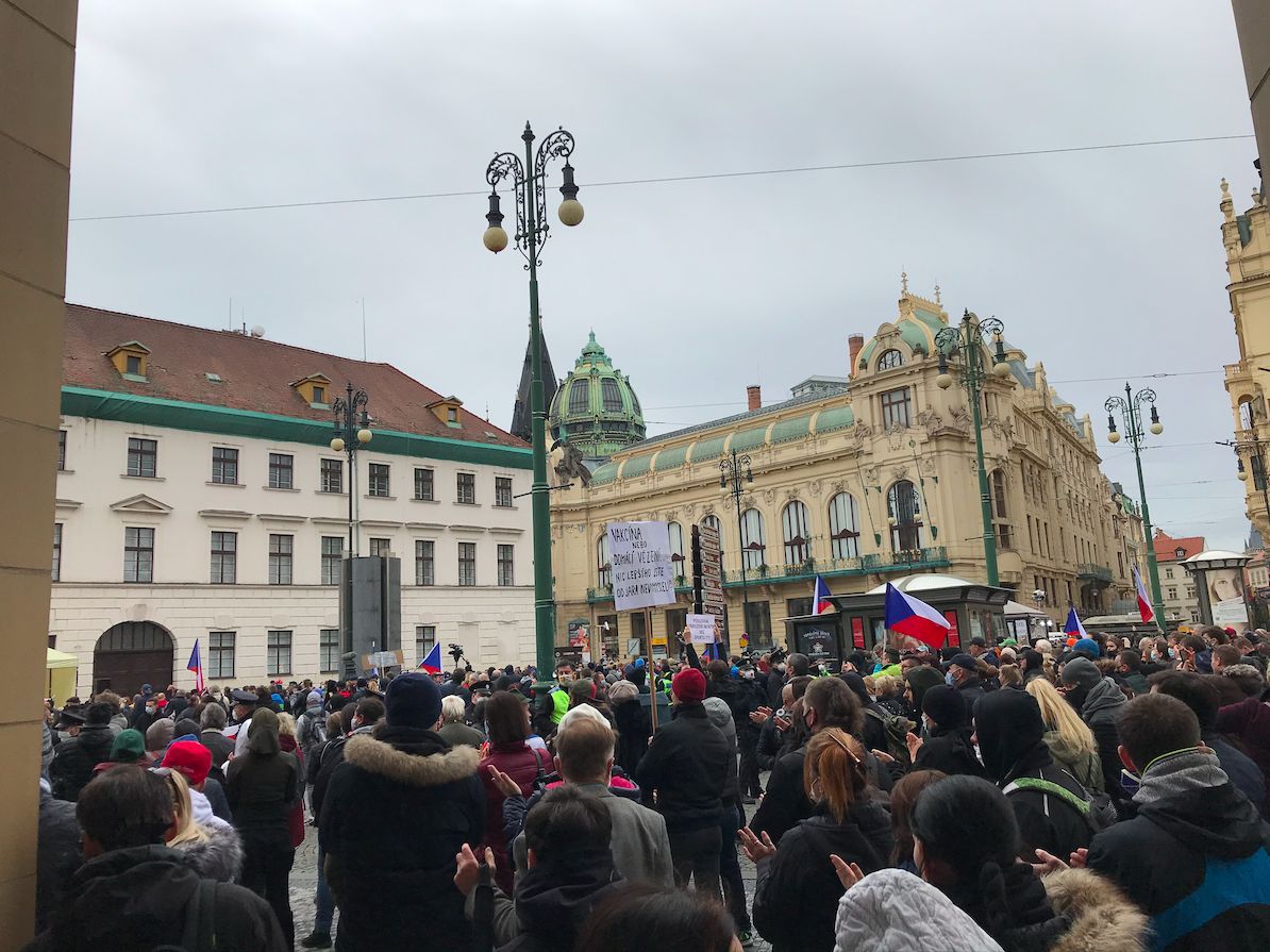 V Praze opět protestovaly stovky lidí. Policie zatkla jednoho člověka