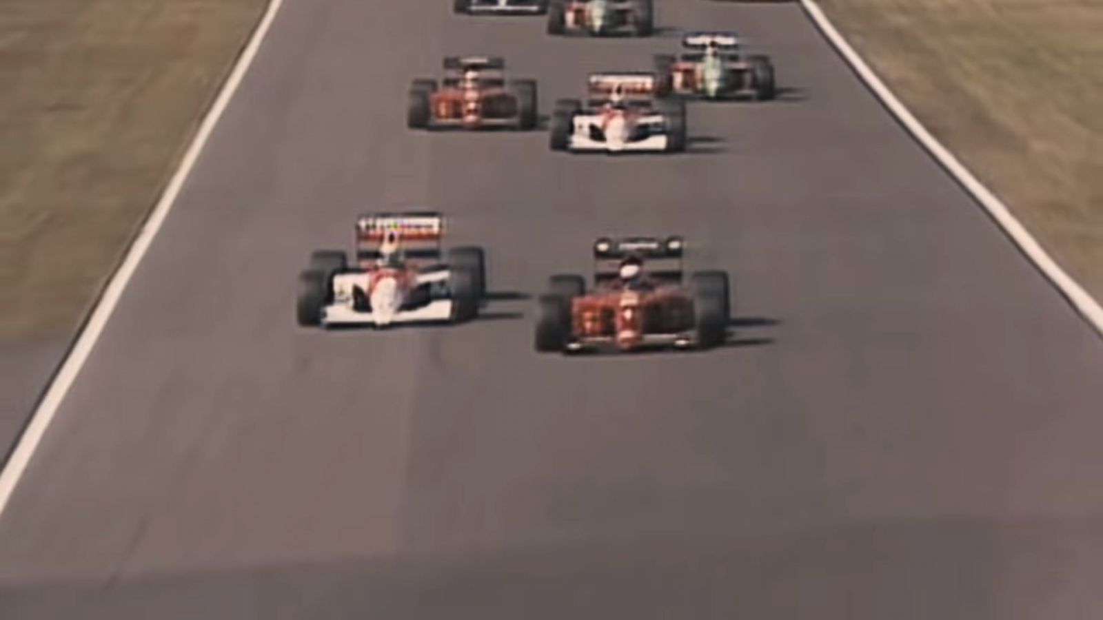 Senna (vľavo) a Prost (vpravo) rútiaci sa do prvej zákruty na VC Japonska 1990.