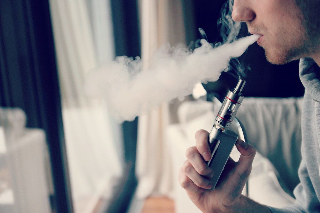 New York zakázal predaj ochutených náplní do e-cigariet, obchodníci sa búria