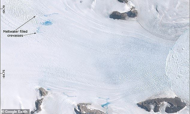 Akturálna snímka z Antarktídy, kde je roztopená voda zreteľná.
