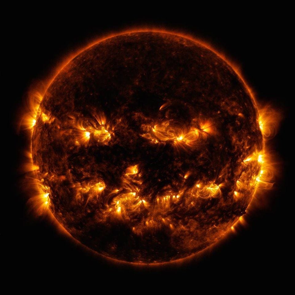 Aj Slnko sa pridáva k Halloweenskemu duchu. NASA zverejnila fotografiu, na ktorej Slnko pripomína vyrezanú tekvicu