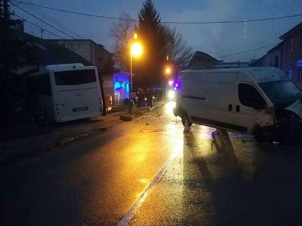 Dnes ráno sa v Žiline stala vážna dopravná nehoda. Vyžiadala si 9 zranených